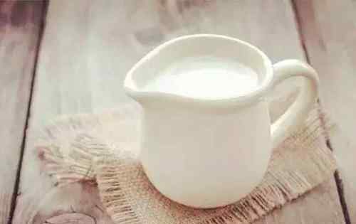 早晨空腹喝牛奶好吗 早上空腹可以喝牛奶吗 喝牛奶的最佳时间是什么时候