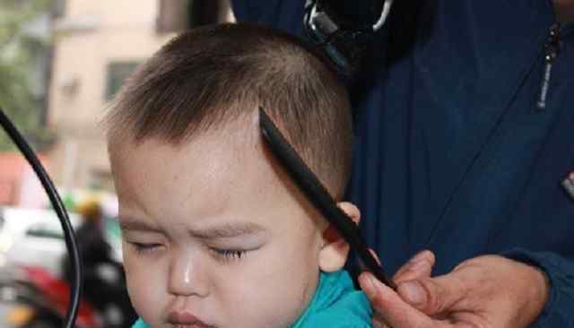 儿童理发剪 给宝宝剪头真贵 学会这4个技巧 给宝宝在家理发 方便又安全