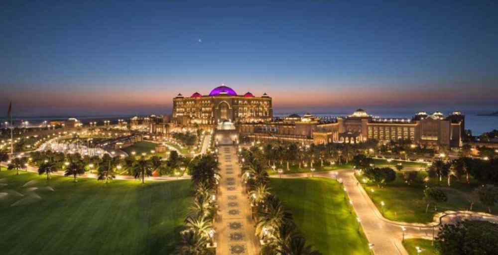 酋长国宫殿酒店 全球唯一一家八星级酒店：入住后有七名仆人 24小时享受顶级服务