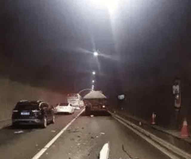 高速公路车祸 厦门高速公路发生一起车祸 导致两人死亡 四人不同程度受伤
