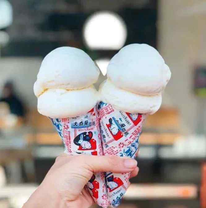 正版大白兔冰淇淋 正版大白兔冰淇淋来了 上面还有糯米纸 看完价格网友却说：打扰了…