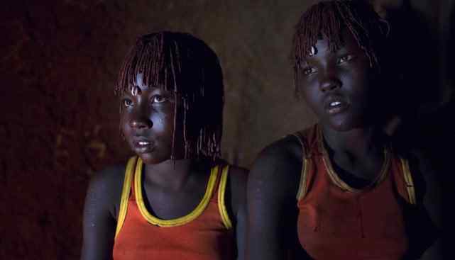 非洲老人割礼 非洲女人逃离故乡 残忍割礼习俗每天6000名少女饱受刀割之苦